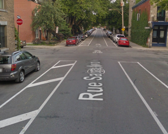 une rue avec des lignes rétrécissant la largeur avec de la penture