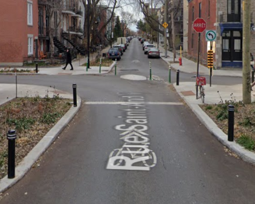 une rue apaisée avec un obstacle obligeant les voitures à tourner vers la droite