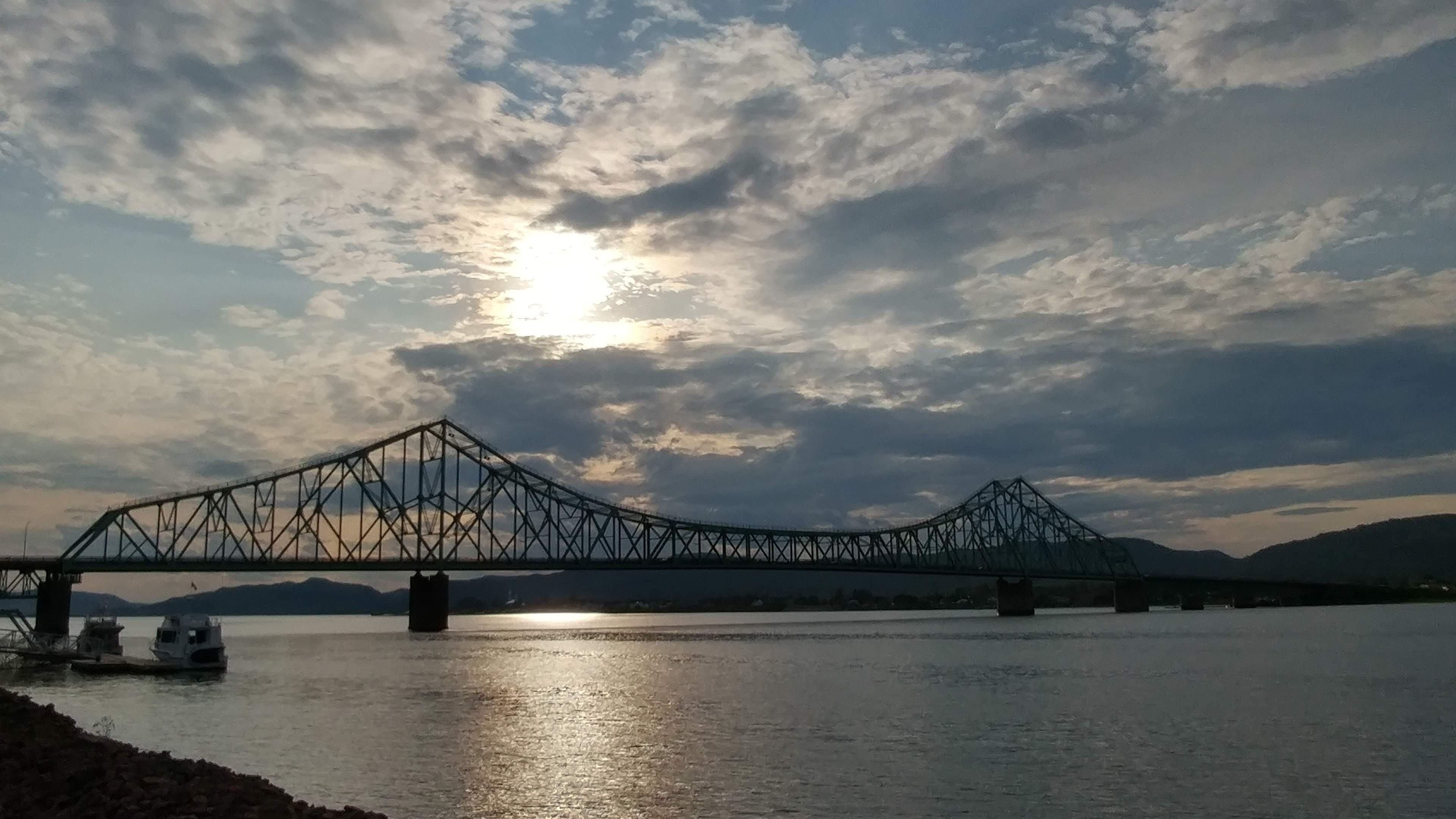 coucher de soleil sur pont