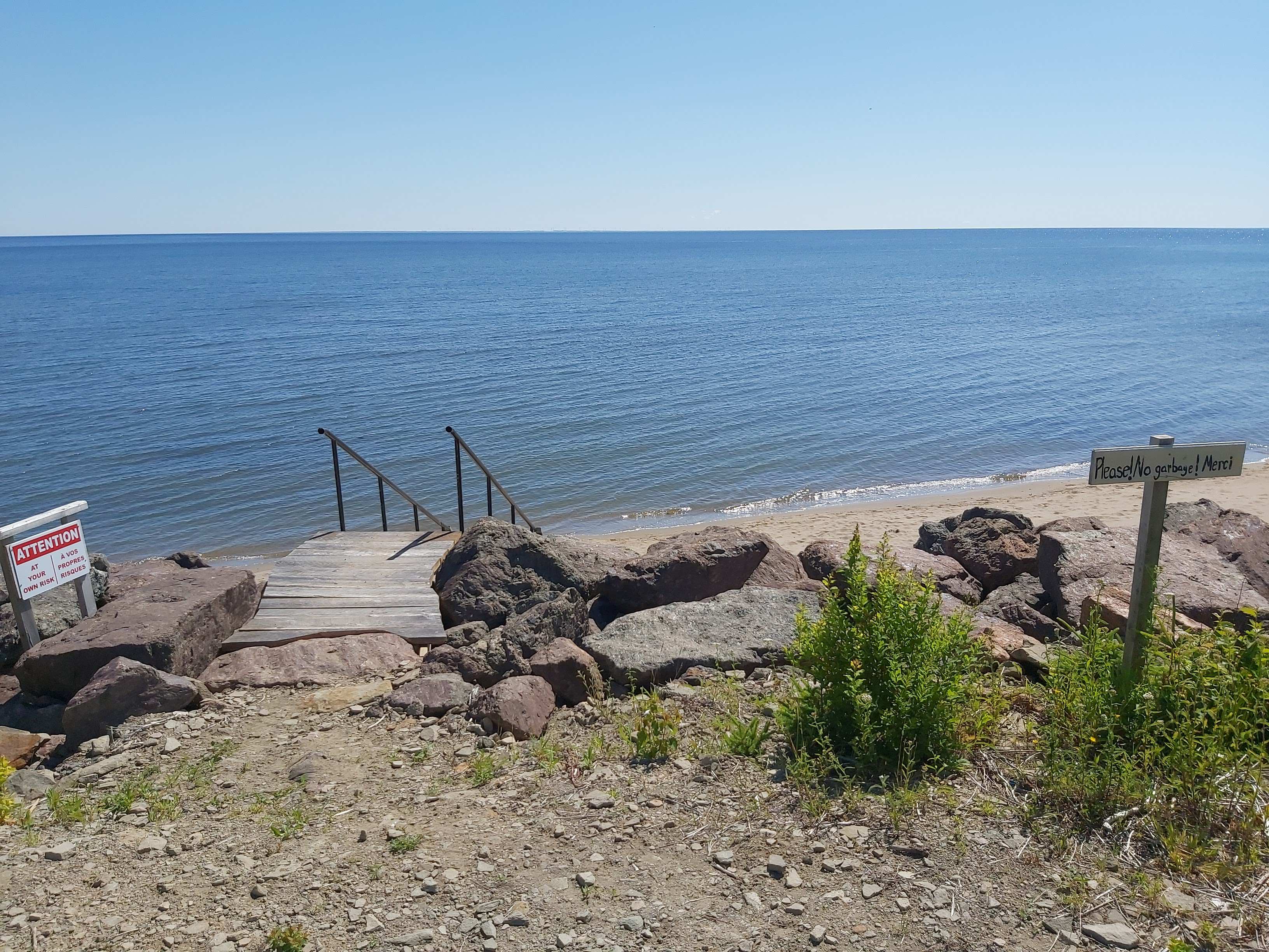 escaliers descendant vers une plage