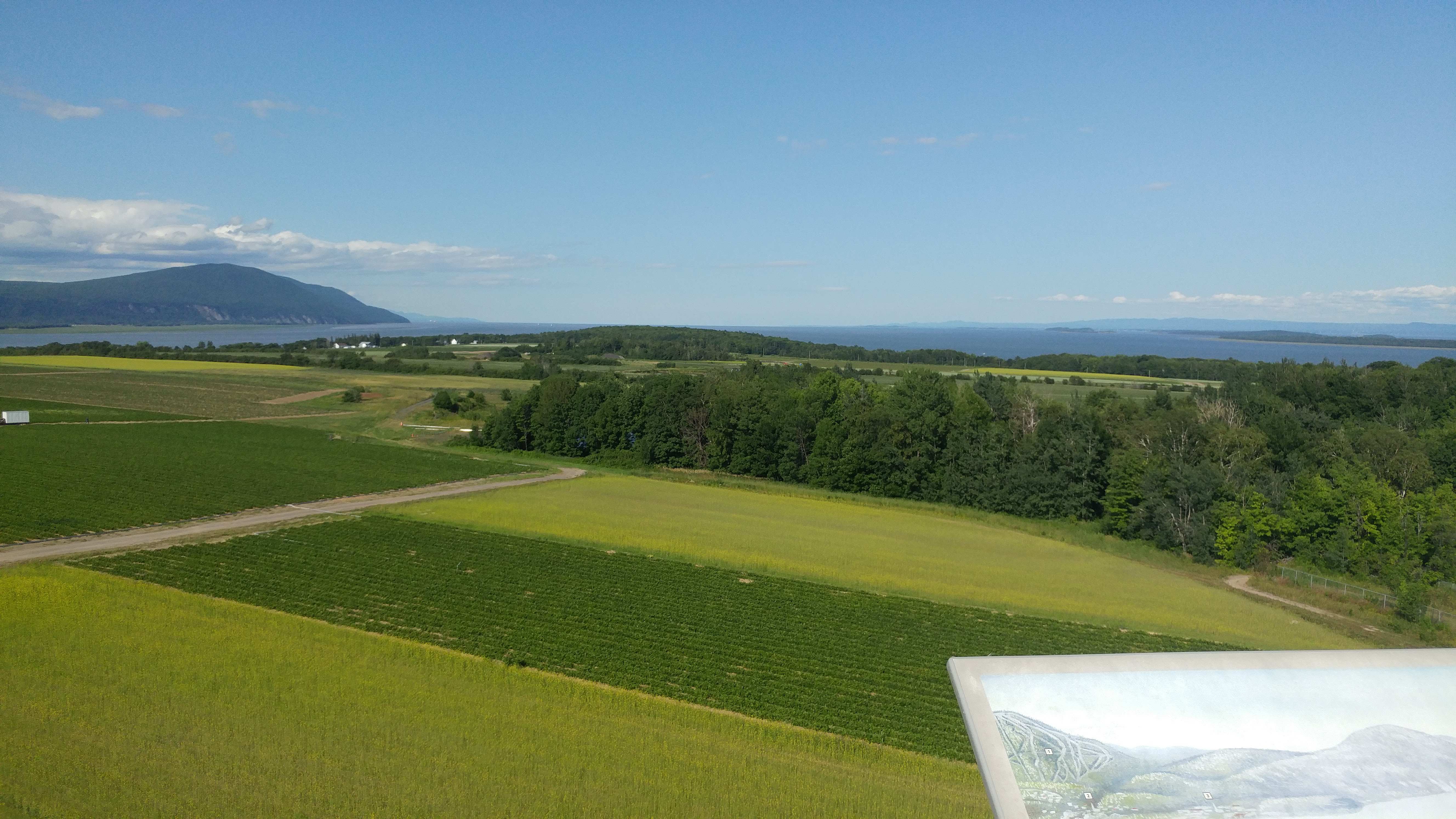 panorama sur le fleuve et les montagnes