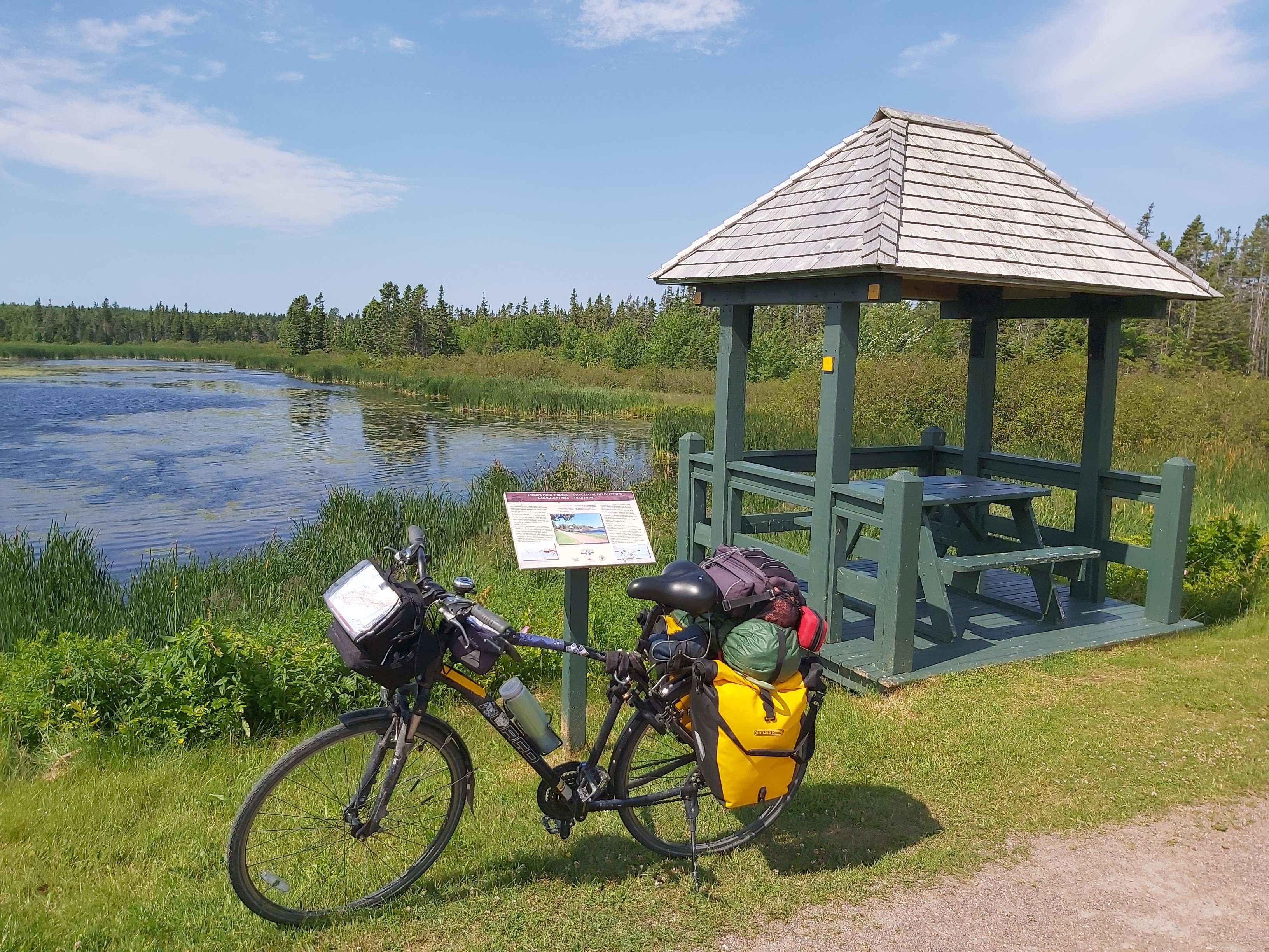 étang, vélo et abri couvert