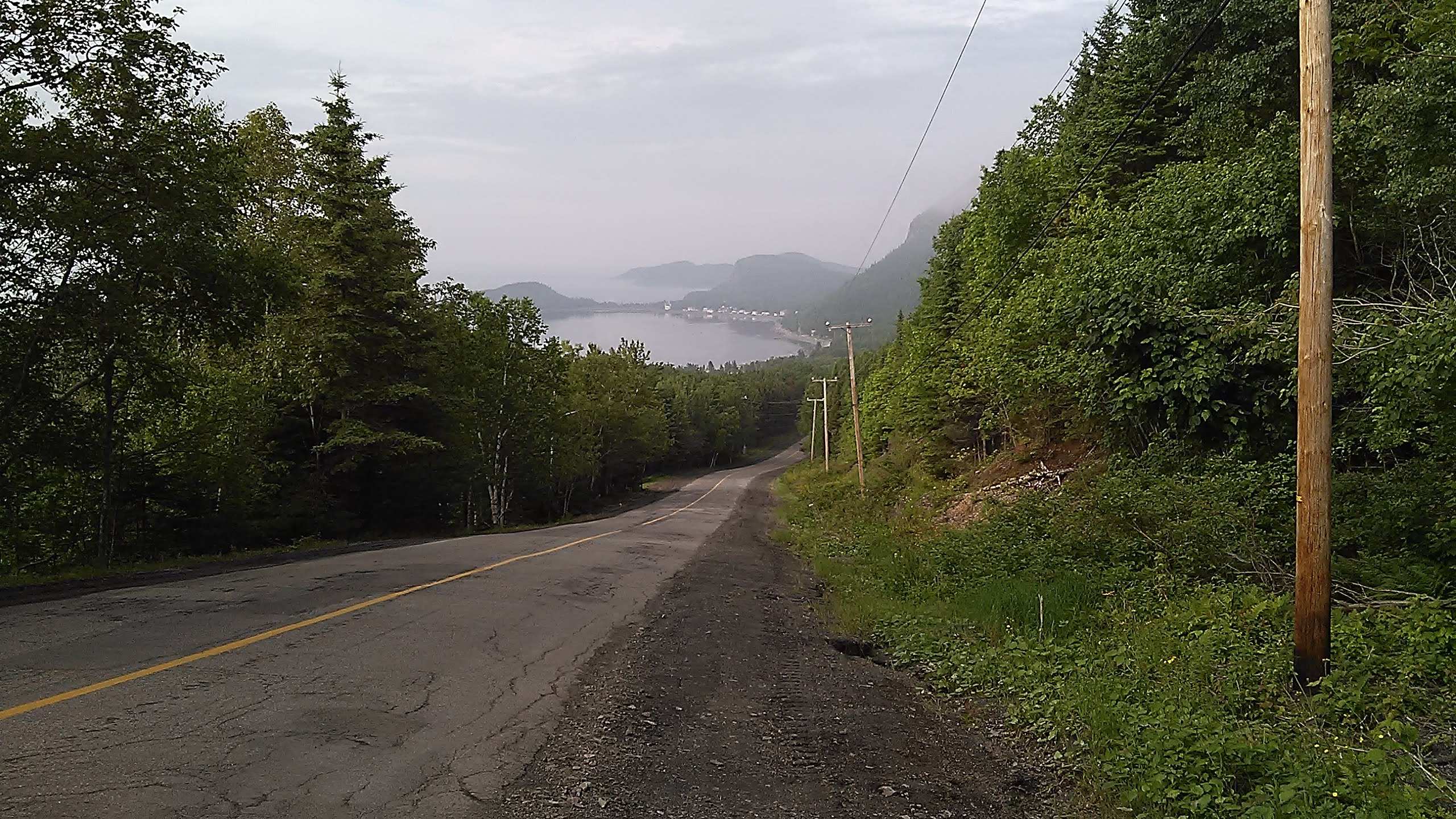 route descendant vers le fleuve, montagnes au loin