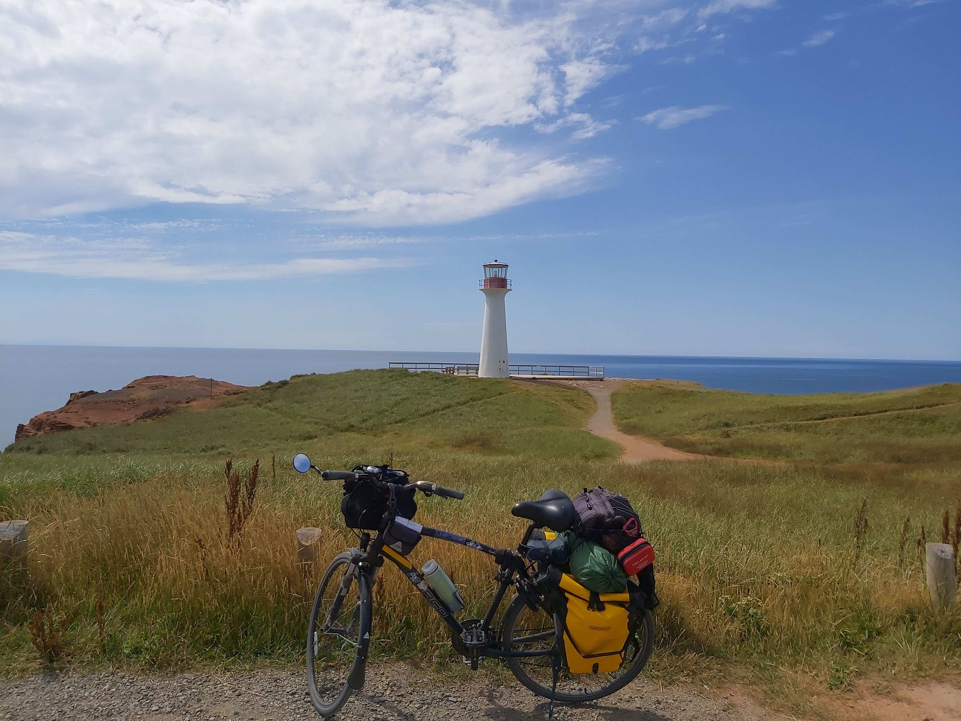 vélo, phare sur une falaise