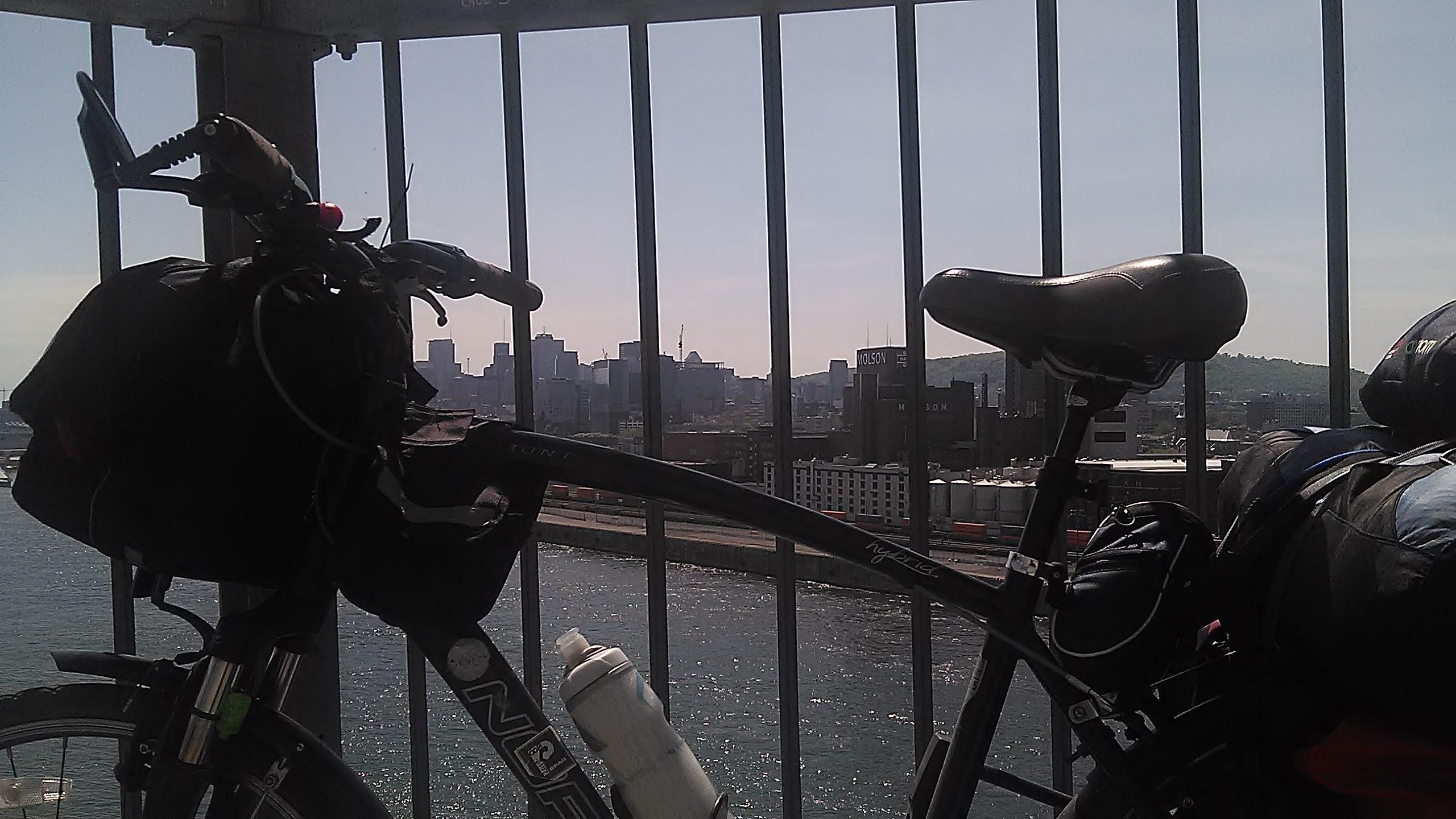 vélo sur pont, panorama sur Montréal